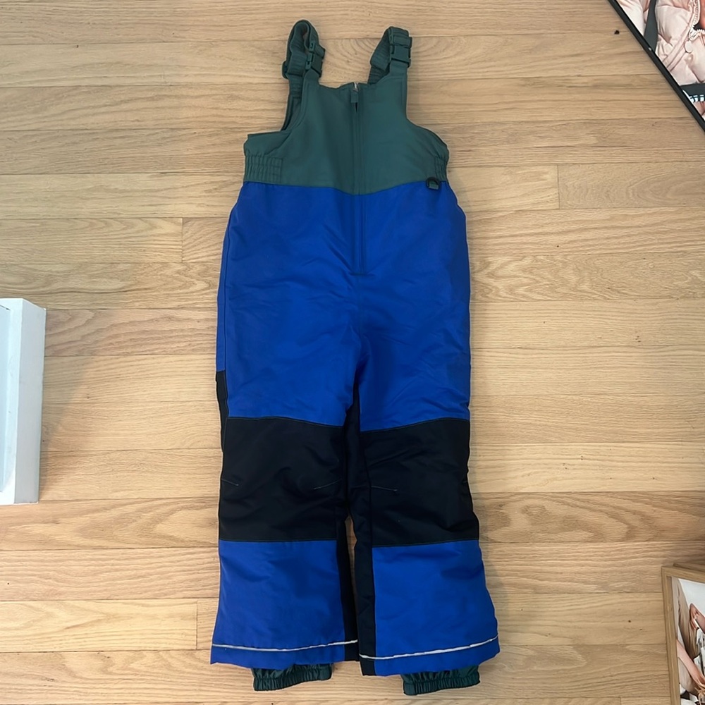 Boys Hanna andersson snow jacket and matching bib pants.